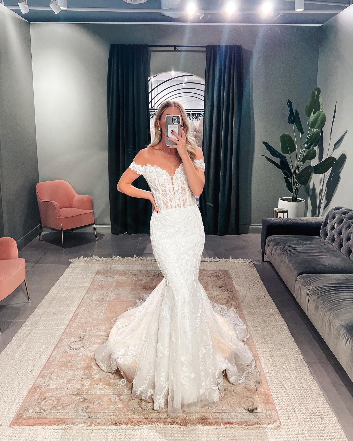 serving all the looks in the Indira by @signaturebyja ✨

#indiragown #glamweddingdress #fitandflairweddingdress #offtheshoulderweddingdress #sparklyweddingdress #sayyestothedress #indybridalboutique